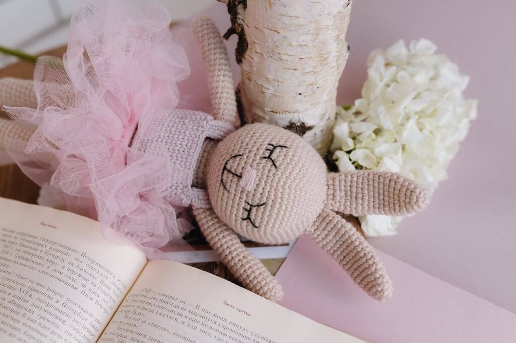delicada coneja amigurumi vestida de ballet